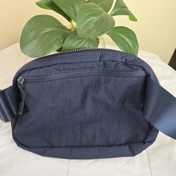 Lululemon athletica Everywhere Navy Belt Bag - Picture 6 of 7
